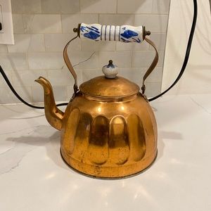 The copper shoppe teapot with porcelain lid and handle